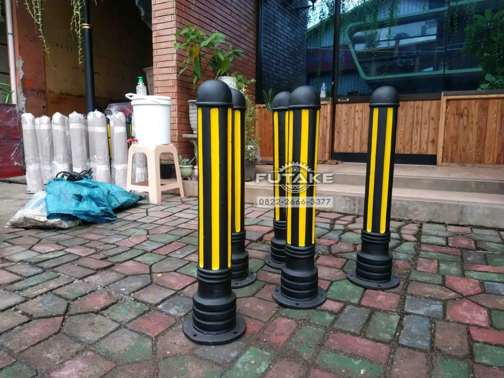 Pemasangan-Bollard-Bojonegoro-Lindungi-Pejalan-Kaki-scaled