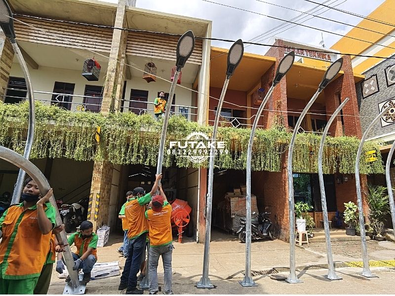 Persiapan Pengiriman Tiang Lampu PJU Cirebon