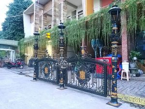 Railing Pagar & Tiang Lampu Desain Antik untuk Penerangan Jalan