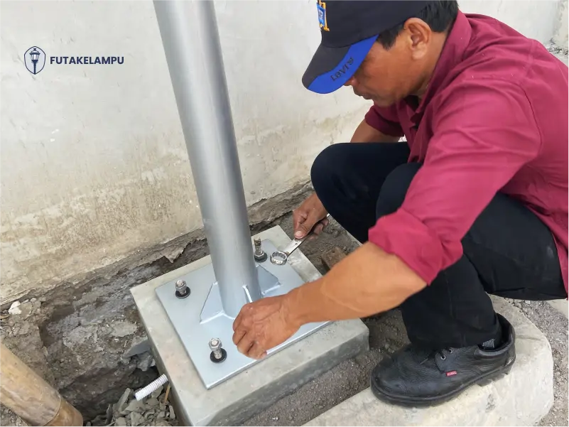 cara memasang tiang lampu