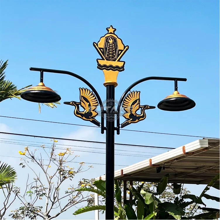 Detail ornamen burung kuntul pada tiang lampu dekoratif Kota Bontang
