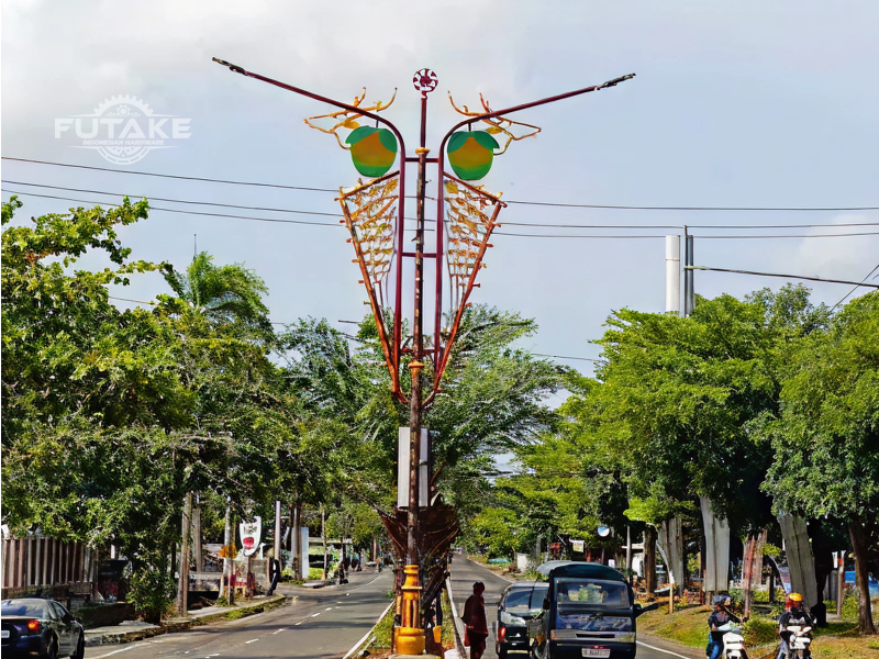 Detail ornamen tiang lampu PJU Indramayu bermotif khas daerah
