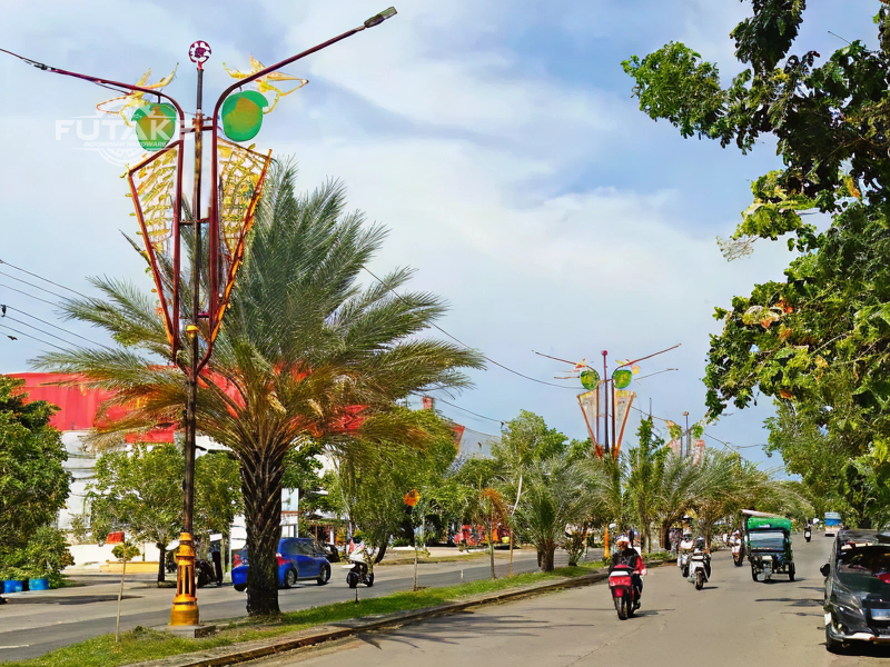 Suasana jalan utama Indramayu dengan tiang lampu PJU ornamen