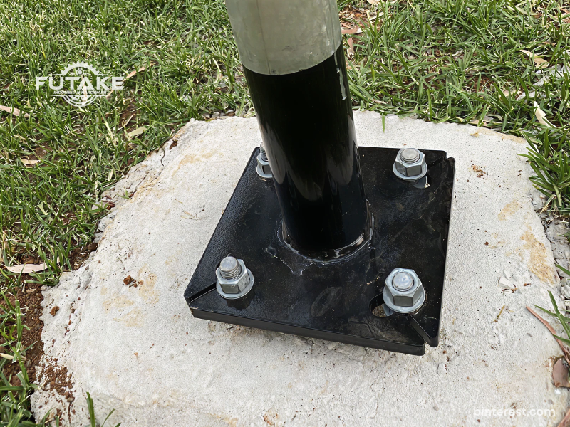 base plate tiang lampu berbahan baja yang dipasang pada bagian bawah tiang lampu