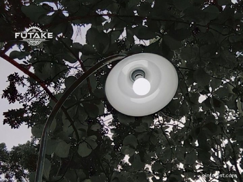 Perbandingan tiang lampu jalan kampung dan tiang lampu jalan perkotaan