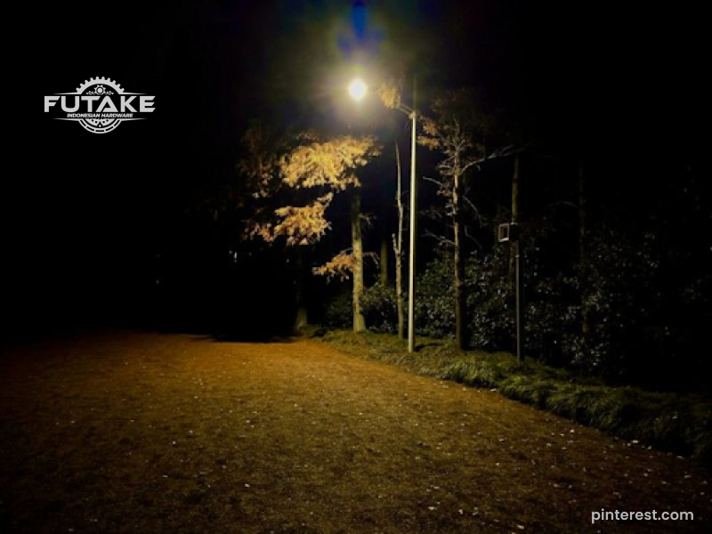 Penerangan jalan kampung pada malam hari menggunakan tiang lampu sederhana