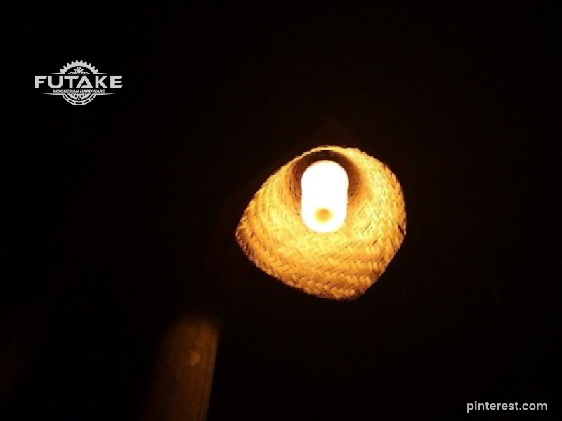 Tiang lampu jalan kampung dengan material pipa baja untuk penerangan lingkungan desa
