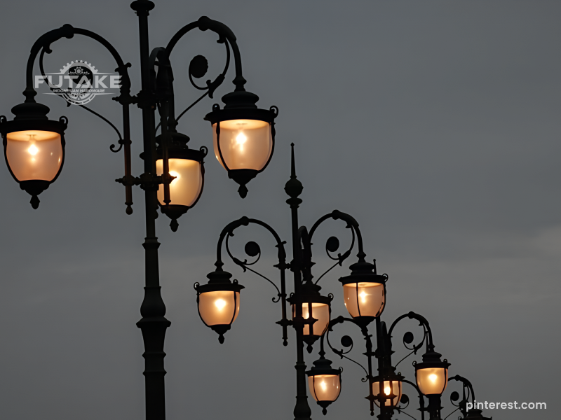 tiang lampu yang menyala di tengah langit mendung 