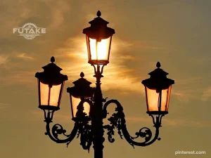 tiang lampu jalan yang menyala saat menjelang malam