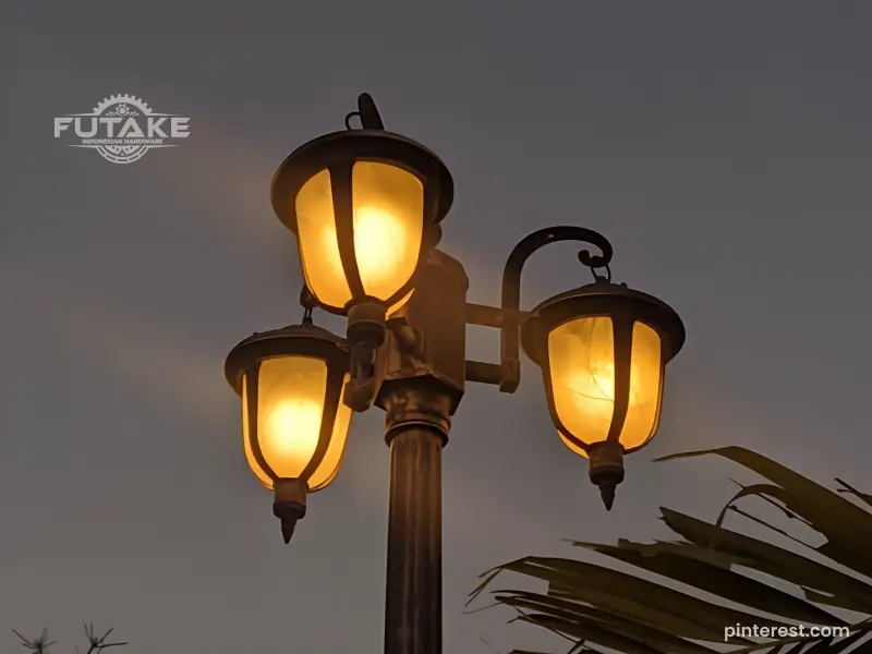 tiang lampu hexagonal dengan model dekoratif