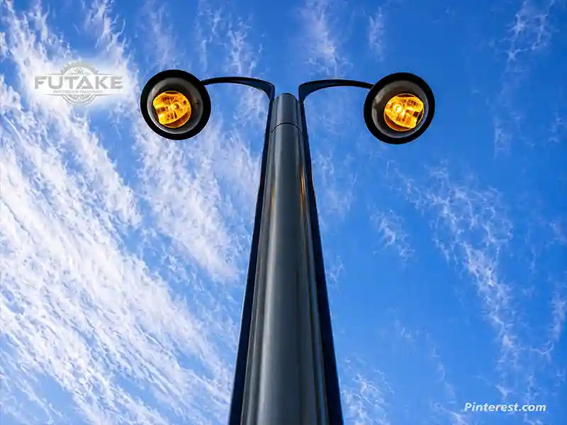 lampu pedestrian futuristik di langit biru
