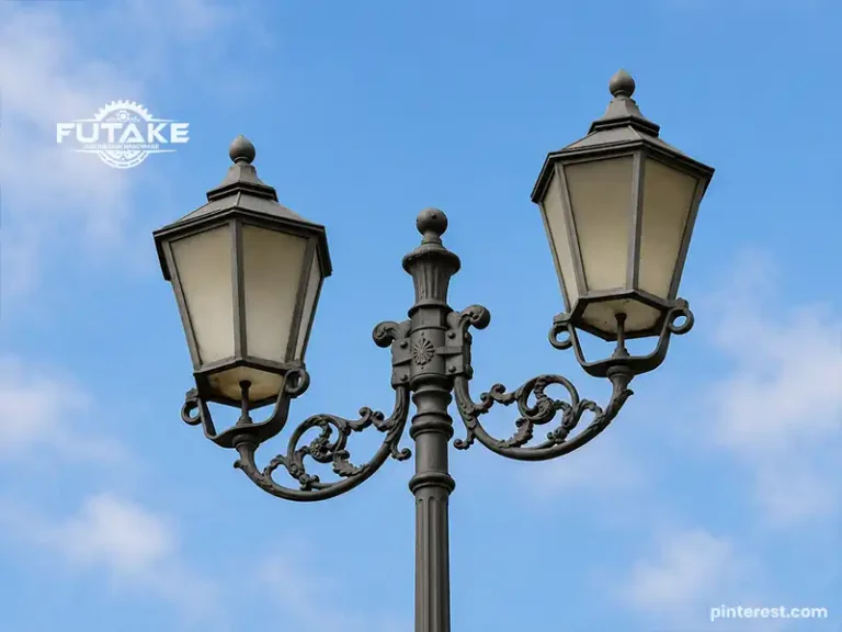 Tiang lampu ornamental dekoratif yang terpasang pada kawasan taman sebagai elemen penerangan dan estetika.