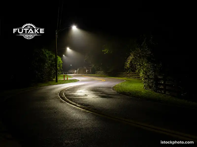 area jalan yang gelap karena kurang tiang lampu