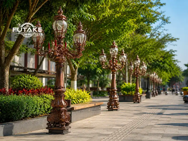 Ornamental pole pada pedestrian yang berfungsi sebagai penerangan sekaligus mempercantik kawasan.