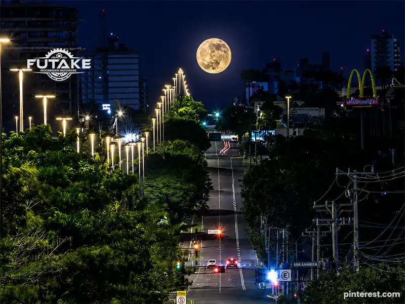 gambar kota dengan tiang lampu jalan yang terang