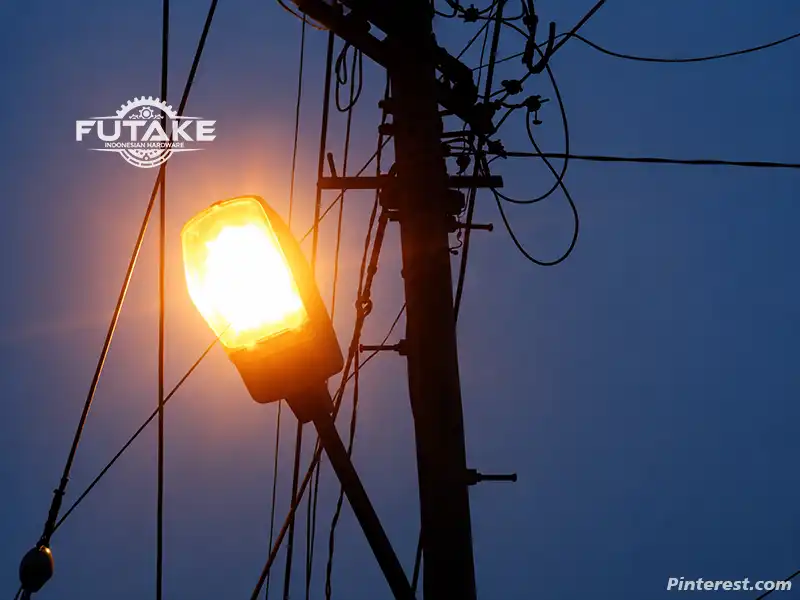 jenis led pju yang menggunakan pln, sehingga terdapat banyak untaian kabel, lampu led pju yang menyala di malam hari