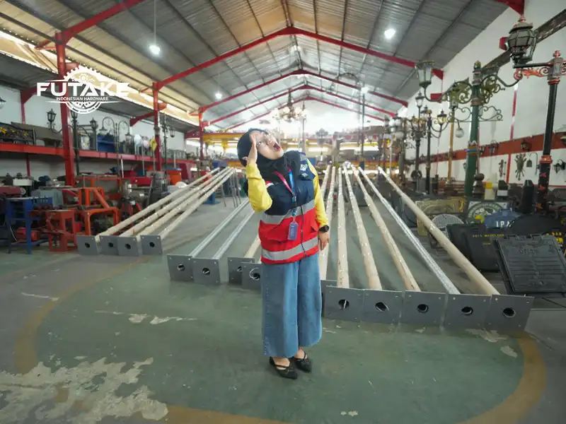 Tiang lampu jalan galvanis yang kuat dan tahan karat untuk proyek PJU