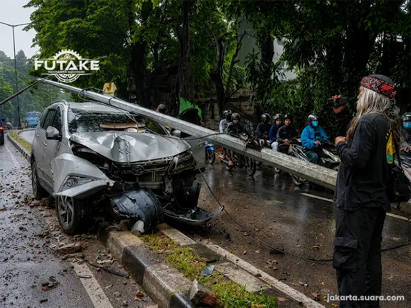 mobil menabrak tiang lampu