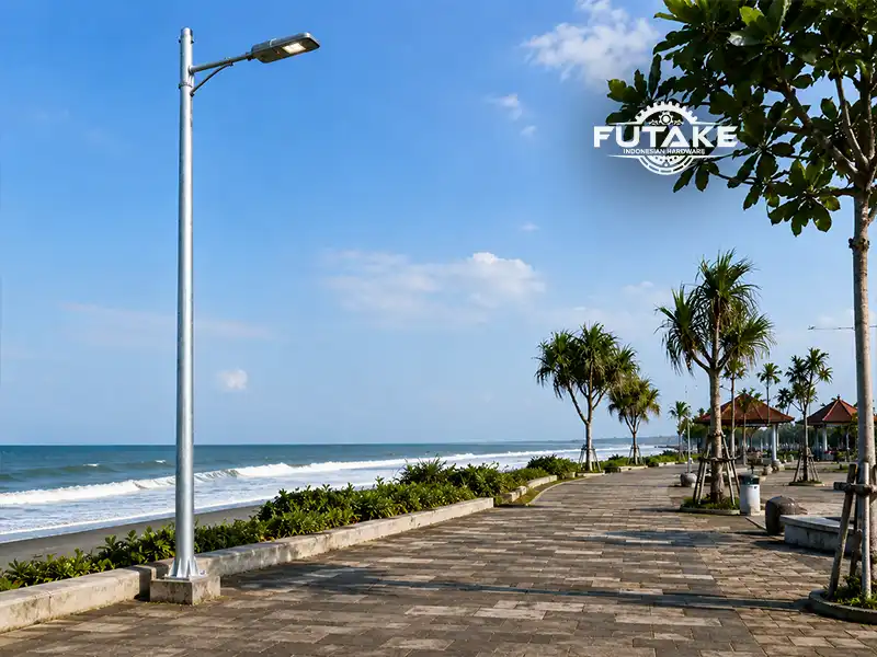 Tiang lampu galvanis terpasang di kawasan jalan modern dengan desain sederhana dan fungsional.