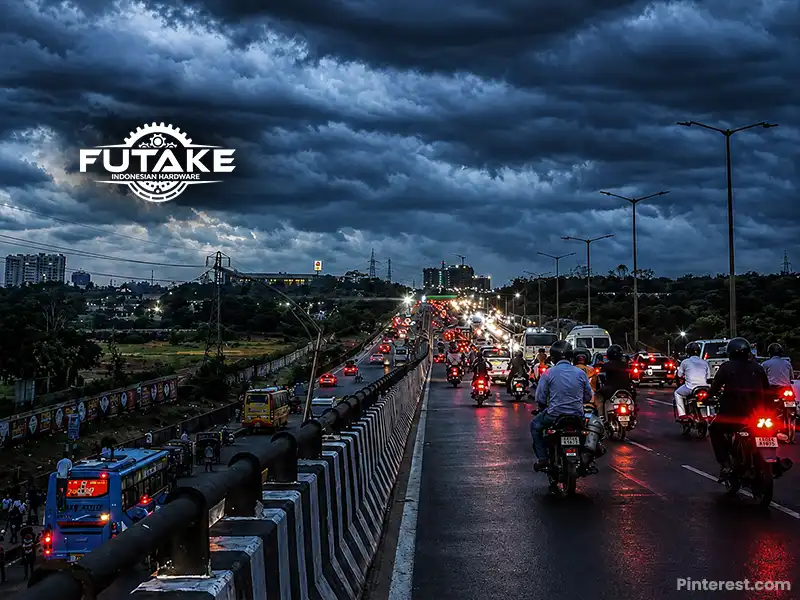 jalan kota yang gelap karena mungkin ada kesalahan saat memilih tiang lampu jalan atau watt nya