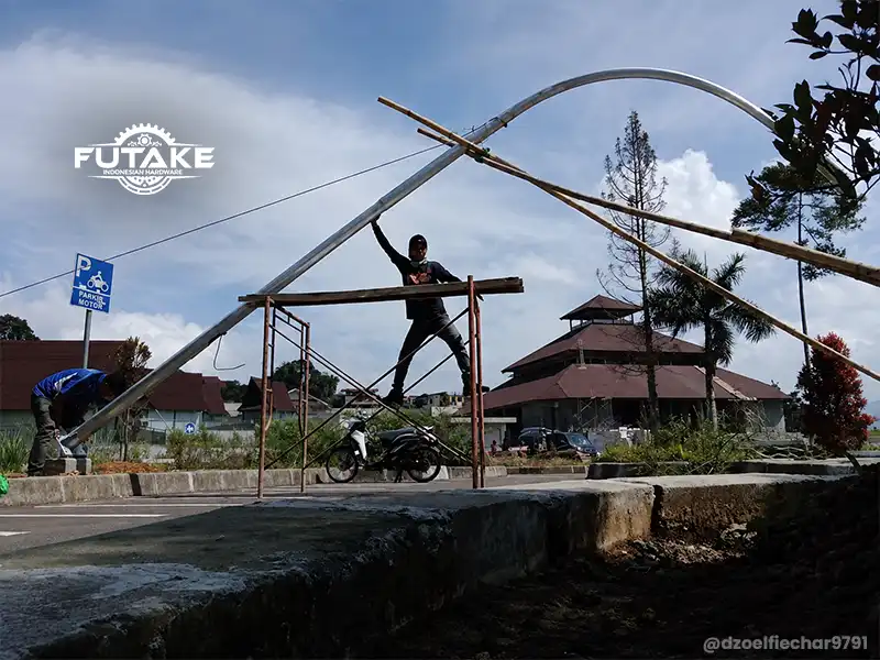 pemasangan tiang lampu pju tenaga surya