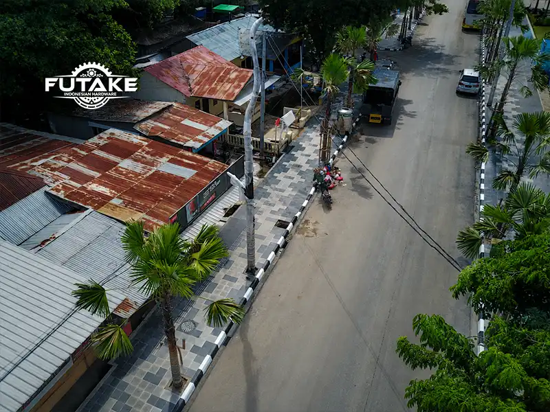 Tantangan pemasangan tiang lampu taman wisata di lapangan