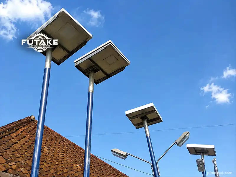 material tiang pju tenaga surya yang sudah terpasang