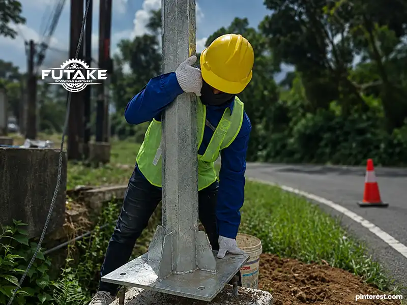memasang tiang lampu setelah beton cukup kuat untuk digunakan sebagai pondasi