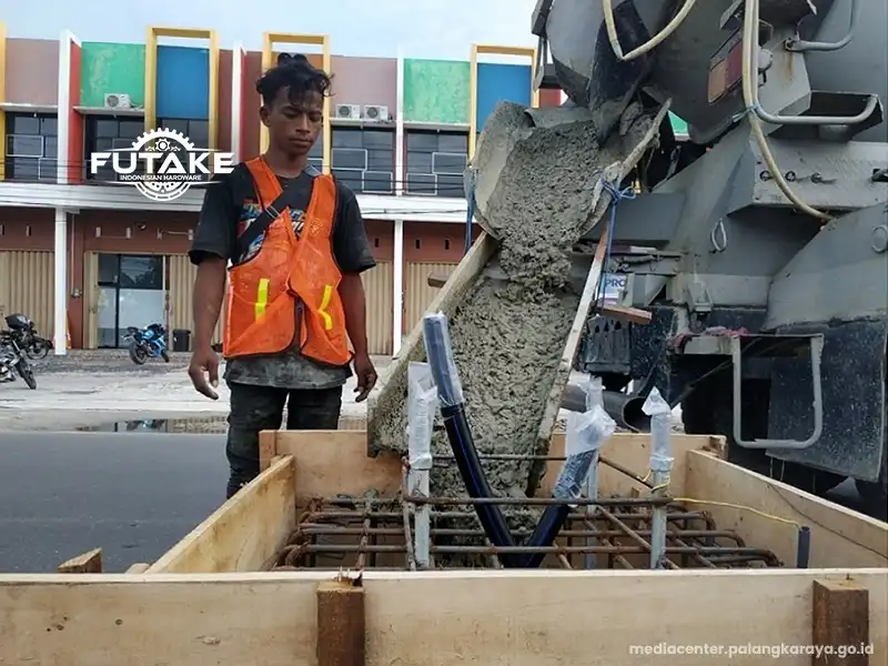 orang yang sedang menyiapkan alat dan material pengecoran dengan ready mix