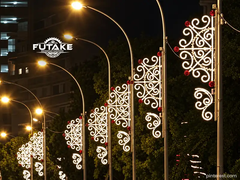 tiang lampu berornamen yang menyala dengan motif khas