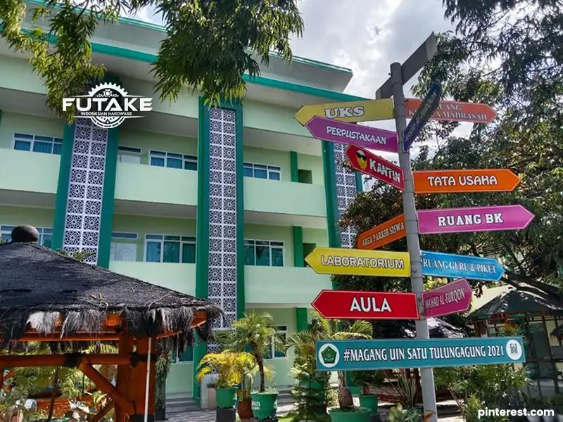 tiang penunjuk arah custom cocok untuk dimana saja, sebagai contoh penempatan tiang penunjuk arah di sekolah
