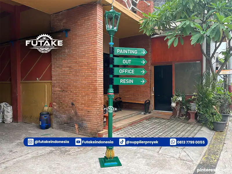 tiang penunjuk arah dari futake lampu dengan desain minimalis dan klasik