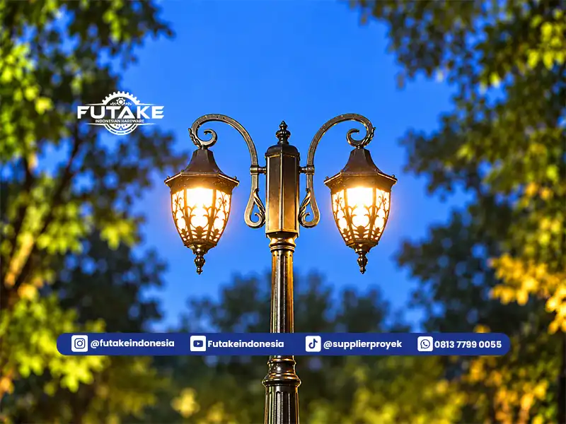 lampu jalan yang memiliki kap lampu yang tidak hanya sebagai pelindung lampu tetapi juga sebagai elemen dekoratif