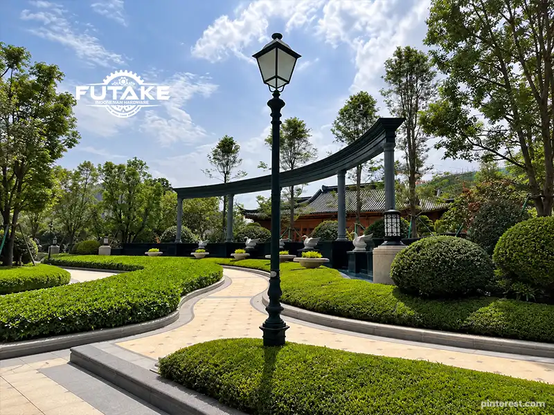 lampu taman dekoratif untuk gerbang perumahan dengan area landscape