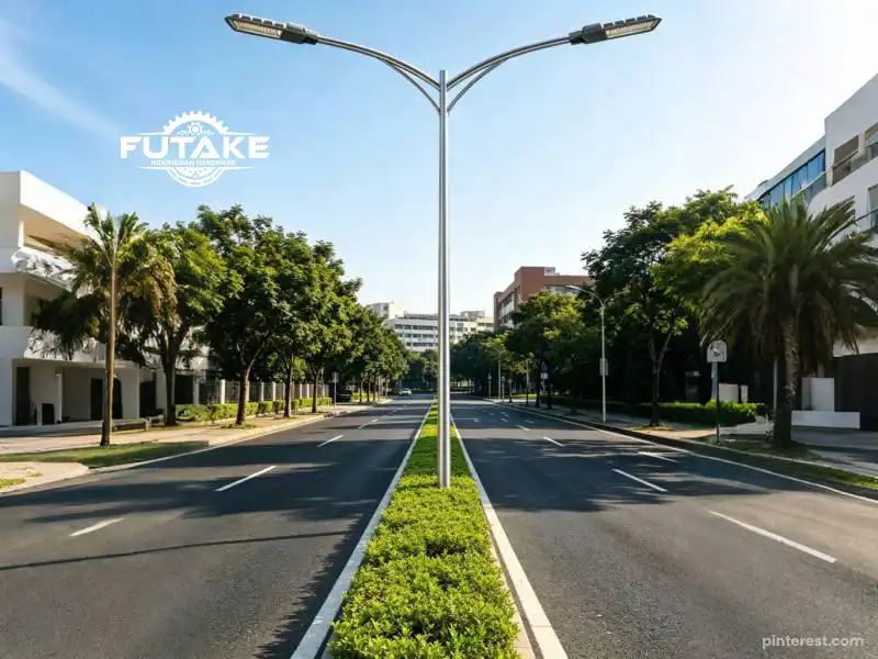 penerangan dengan menggunakan tiang lampu dua cabang untuk area gerbang dengan akses jalan yang lebar