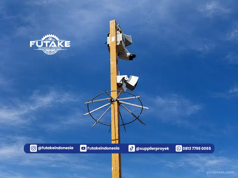 tiang lampu jalan atau pju yang dilengkapi dengan aksesoris anti panjat untuk keamanan dari pencurian serta aksi vandalisme tiang lampu